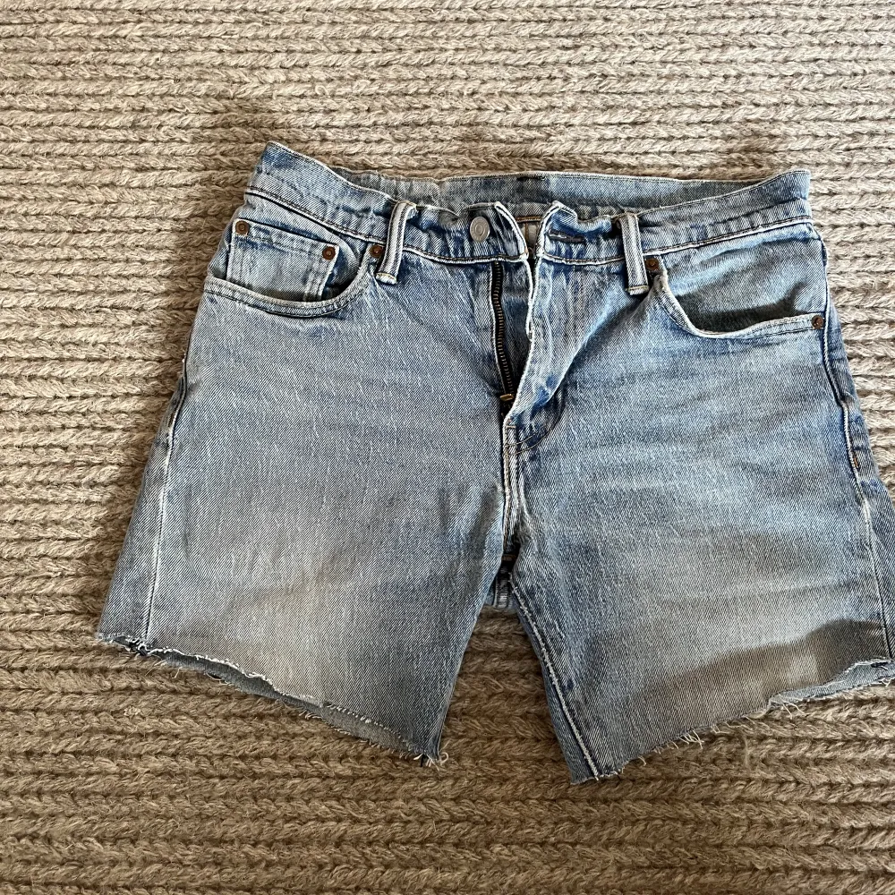 Jeansshorts från Levi’s. Storlek W30.. Shorts.