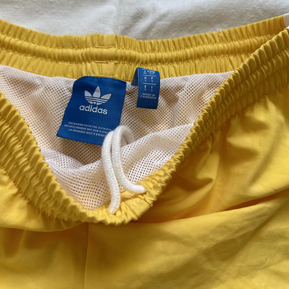 Superfina gula adidas shorts. Shorts.