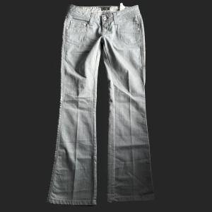 Lågmidjade "Only" Y2K bootcut jeans - Snyggaste "only" y2k lågmidjade bootcut jeans någonsin! midjemåttet: 39cm tvärsöver, innerbenslängd: 82cm PS. KOLLA IGENOM MITT KONTO NI KOMMER HITTA MÅNGA Y2K OCH VINTAGE PLAGG 