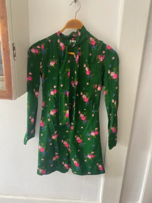 Vintageklänning - Köpt i vintageaffär. 60-tals bomullsklänning med skärp, knappar. Strlk XS. Fint skick. 