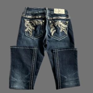 Miss Me jeans - Superfina miss me bootcut jeans! midjemåttet. 36cm tvärsöver, innerbenslängd: 65cm (passar någon som är under 160) PS. KOLLA IGENOM MITT KONTO NI KOMMER HITTA MÅNGA Y2K OCH VINTAGE PLAGG 