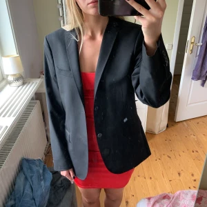 Kavaj - Jättenajs svart kavaj köpt second hand! Har axelvaddar. Oversized på mig som brukar ha S/M. står ingen storlek men skulle gissa på L❤️‍🔥