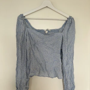 Blus från H&M - Blus från H&M i blå vitt mönster med små blommor, lite skrynklig nu nytvättad