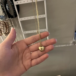 Halsband - Fint smycke med hjärt berlock!