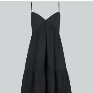 Säljer denna otroligt fina klänning från bikbok med knytdetalj i ryggen då jag beställde två. Därav helt oanvänd med lappar kvar. Ordinarie pris är 399kr och jag säljer för 299🤩