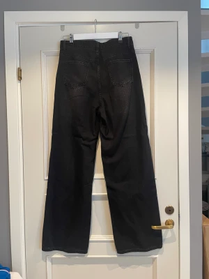 Jeans - Ett par helt nya svarta jeans från SHEIN. Jag fick fel storlek skickad till mig och därför säljer jag de här.  Jeansen är i storlek L men det är en väldigt liten storlek så jag skulle säga att de är i M.  Köptes för 399 men säljer för 100 kr+ frakt