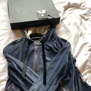 Limitato zip - SÄLSYNT!  riktigt sällsynt limitato zip hoodie, VÄL bevarad då den är som den är. otroligt snygg och i bra skick, box och tagg medföljes såklart.  skriv vid intresse.