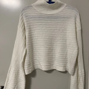 Stickad tröja  - Super fin vit skickad tröja. Normal i storlek.   