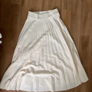 Elegant skirt - Perfect condition, worn once. 