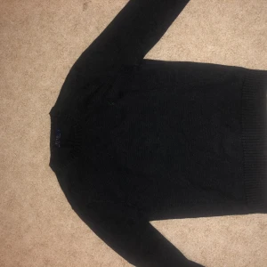 Stickad Mörkgrå Ralph Lauren storlek M - Mörkgrå stickad ralph lauren tröja. Skicket är toppen och bra kvalitet. (Ser ut som fläckar på andra bilden men det är bara skugga!) perfekt för vintern och hösten som kommer! Skriv vid funderingar och frågor! Checka in min butik för mer raffe!
