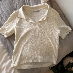 Topp - Super gullig topp från Zara som inte säljs längre. Storlek S. Har aldrig använts. Kan användas knäppt eller öppen, vad man nu känner för. 😘🫶🌸