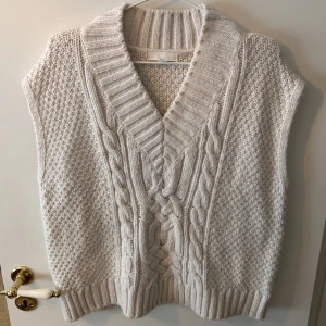 Stickad väst  - Stickad väst från H&M, storlek S men lite oversized. Använts väldigt lite och det förekommer inga defekter. Super söt med en T-shirt eller annat plagg under. Perfekt nu på hösten. 💞💞