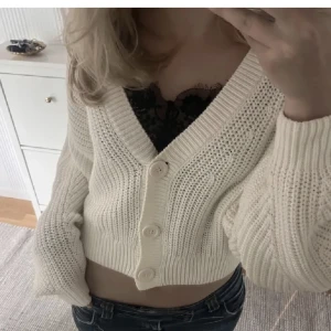 Stickad kofta  - Säljer denna stickade kofta, nästan aldrig använd. Lånad bild skriv för fler bilder🤍