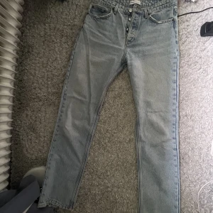 Mid Rise full lenght Jeans - Mid Rise jeans från Zara full lenght i storlek 40. Jeans som funkar till alla outfits och väldigt lätt stylade!