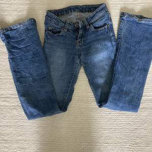 Ett par lågmidjade bootcut/flare jeans från drdemin jeans, med fler intresserade startas budgivning 🤍