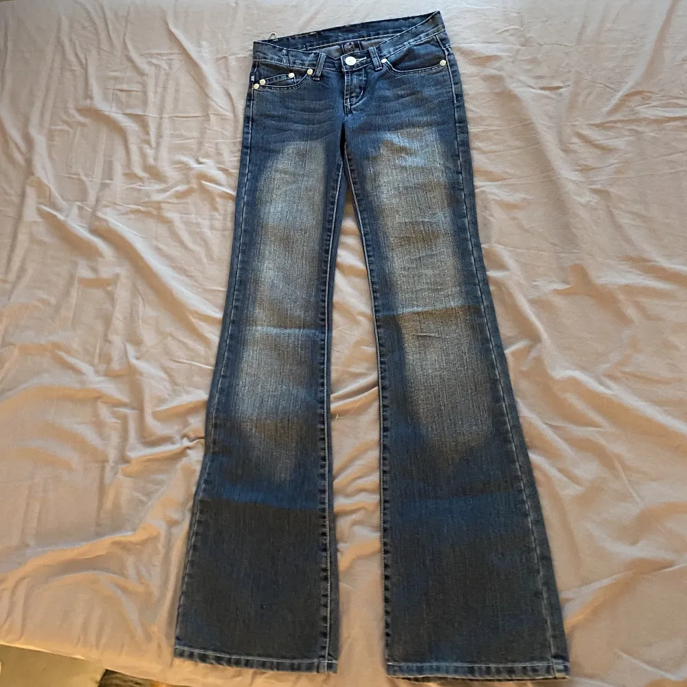 Nya Victoria Beckham bootcut jeans, passade inte så måste sälja. Skriv privat för mer bilder. Jeans & Byxor.