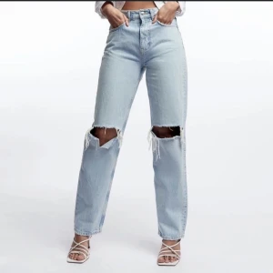 Högmidjade jeans med hål - Fina högmidjade jeans från gina tricot med hål. Jeansen är sparsamt använda och i bra skick. Dom är i storlek 32.💕