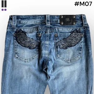 lågmidjade M07 MissMe Bootcut jeans M07 - MissMe jeans i model Boot 💜 Tag 28W 💜Midja (rakt över) 38cm 💜 Innerben 81cm 💜 Ytterben 107cm 💜 Benöppning 22cm 💜  💜Våra mått blir W=29 och L=31 💜 Men jämför alltid måtten med ett par jeans som sitter bra 💜