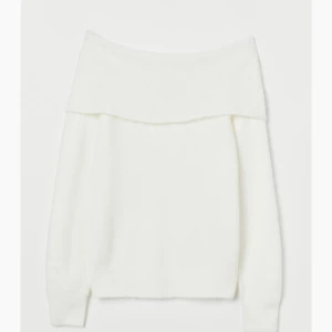 Stickad tröja  - Säljer min vita off shoulder tröja från hm då den aldrig riktigt kommit t användning, använd endast två ggr så i bra skick o tvättat en gång, säljer pga att de inte ritkigt ä min stil, frakt ingår nt! Tryck nt på köp nu skriv till mig innan!💗