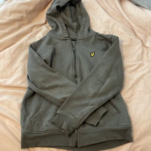 Lyle & scott zip - Lyle scott zip i storlek 134/140 som är förliten för mig
