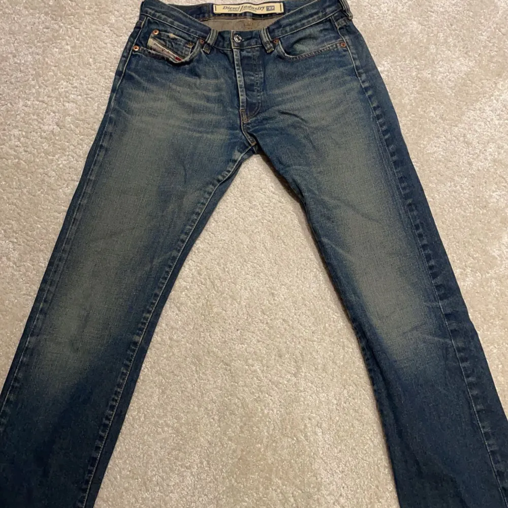 Äkta vintage diesel jeans som är över 20 år gammal och därav väldigt svåra att få tag på! De är i så fint skick och verkligen helt perfekta! Lågmidjade och utsvängda!  Midjemåttet (rakt över) : 37 cm. Innerbenslängden : 78 cm 💗 . Jeans & Byxor.