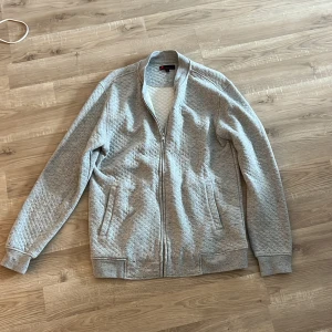 Kofta  - grå kofta,aldrig använd 10/10 skick ,hör av er vid intresse!