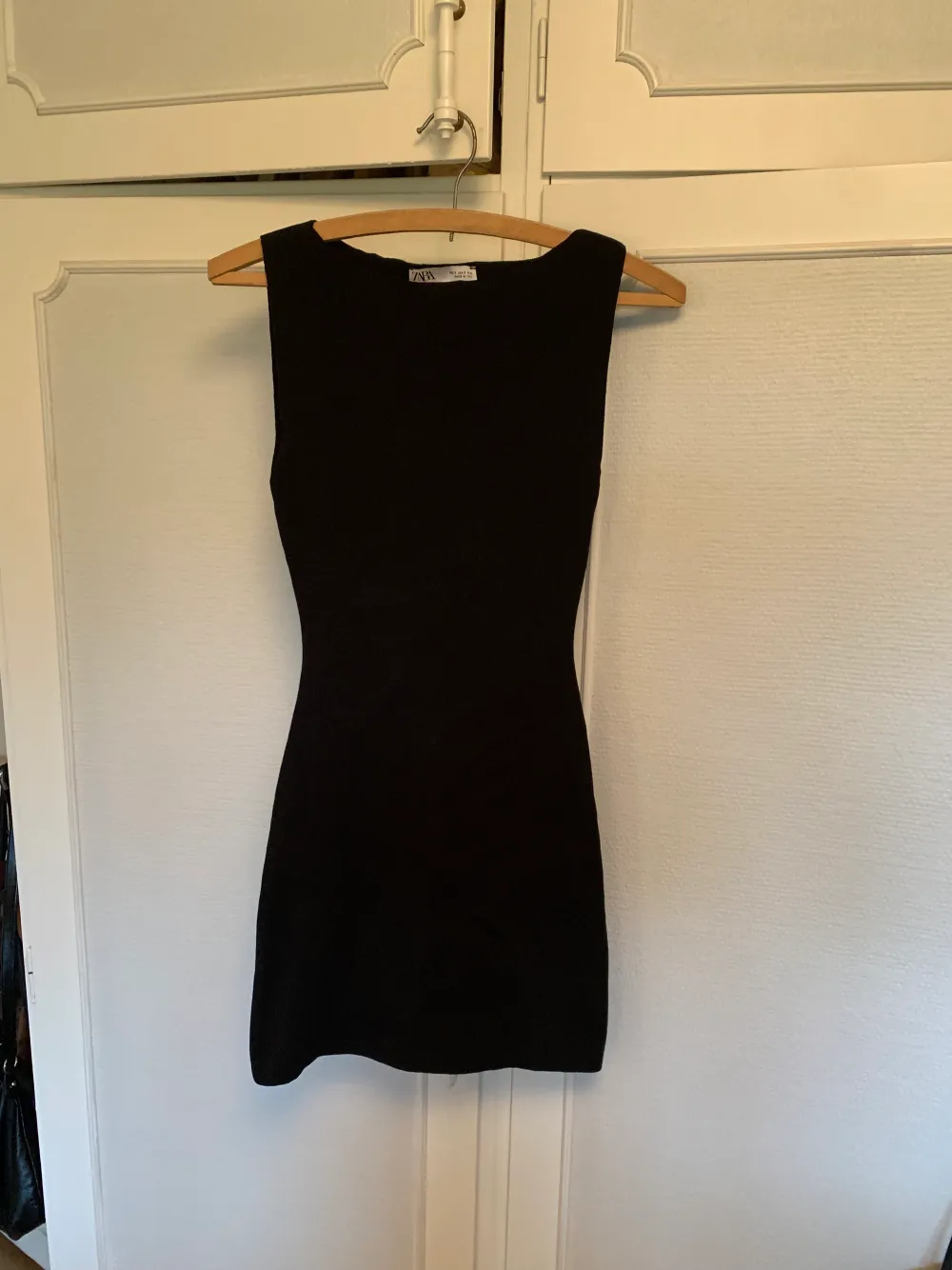 Svart klänning från Zara i storlek S. Endast använd två gånger och köpt för 399 kronor.. Klänningar.