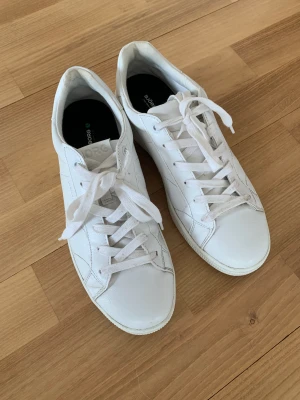 Vita Björn Borg skor  - Vit skor från Björn Borg. Bra skick, nypris 899kr💕 Säljer pga flytt utomlands så måste bli av med saker