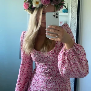 Rosa sommarklänning🌸 - Otroligt fin sommarklänning med sjukt snygg passform från Nelly💕 endast använt en gång och är i väldigt bra skick✨  500kr originalpris 