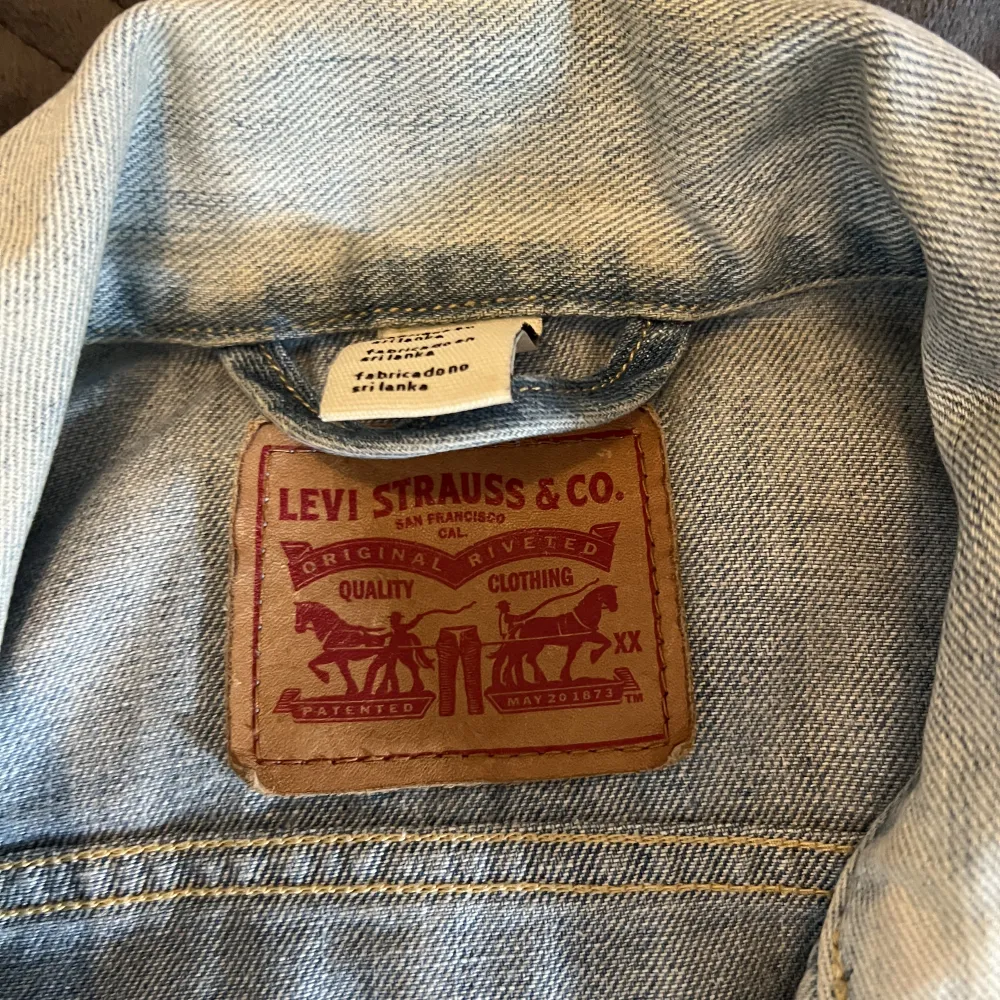 Säljer denna fina levi’s jeansjackan som blivit för liten, den är i storlek Xs. Jag köpte den för 1400 och säljer den för 800, man får abolut buda men inget under 500!💗💗. Jackor.