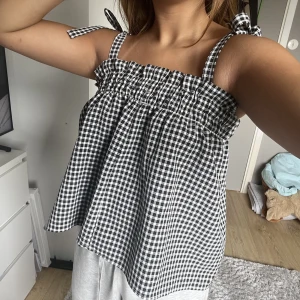 Topp - Söt topp🩵säljer för att den inte passar min stil, använd en gång🩵köpare står för frakt 