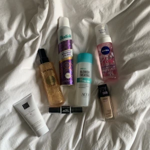 Smink och hudvård  - Säljer allt på bilden🙌🏼🙌🏼allt är i princip oanvänt men några av sakerna är testade ungefär två ggr, säljer då jag har två av vissa saker och då jag insett att jag är allergisk mot parfym. Skicka om ni undrar något, säker allt för 150kr🫶🏼🫶🏼