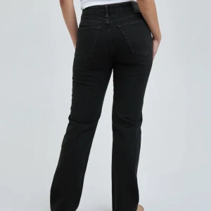 Svarta jeans - Säljer dessa jeans från bikbok! Näst intill nyskick! 💖Nypris 699kr. 