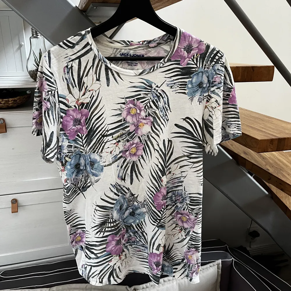 En snygg blommig t-shirt från Jack and Jones. En skön tröja som passar till det mesta . T-shirts.