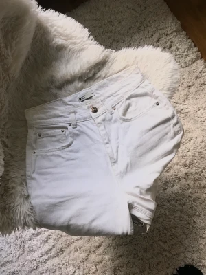 Vita gina tricot jeans - Vita highwaist 90s jeans från Gina Tricot, i storlek 34. Knappt använda i skick 8/10.
