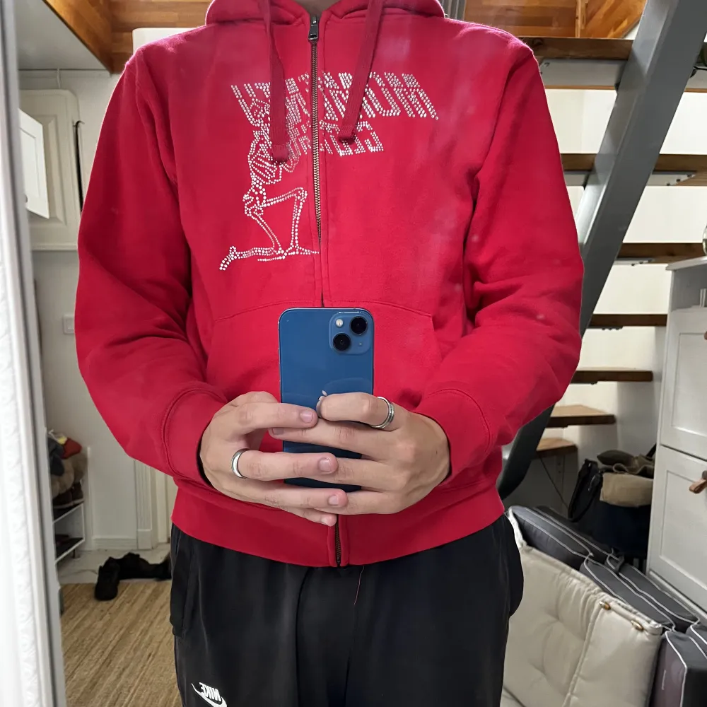 Röd zip hoodie som inte säljs längre! Den är från företaget russel o var limited edition. Skicket är hur bra som helst och väldigt bra material. Hoodies.