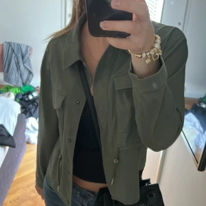 fin höst/vår jacka  - säljer min jätte fina höst/vår jacka från about you❤️köptes för ca 2 månader och har bara användes 2-3 gånger❤️köpt för 600❤️