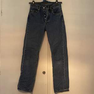 Blå jeans från Levi’s. Snygga men passar inte längre. De har gått sönder på ett ställde som syns på en av bilderna. Vid frågor skicka pm, köparen står för frakten🫶🏻