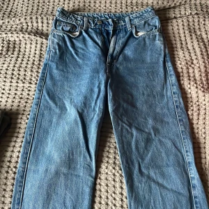 Jeans weekday - Jeans i modellen Rowe. Sparsamt använda, inga anmärkningar 