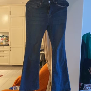 Jeans  - Helt nya jeans utsvängd med fickor där bak 