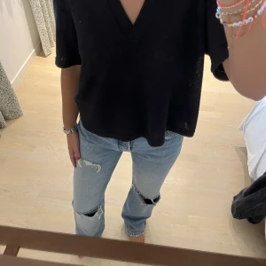 Zara jeans  - Jeans från zara med hål i. Nästan oanvända säljer för 250kr exkl frakt 