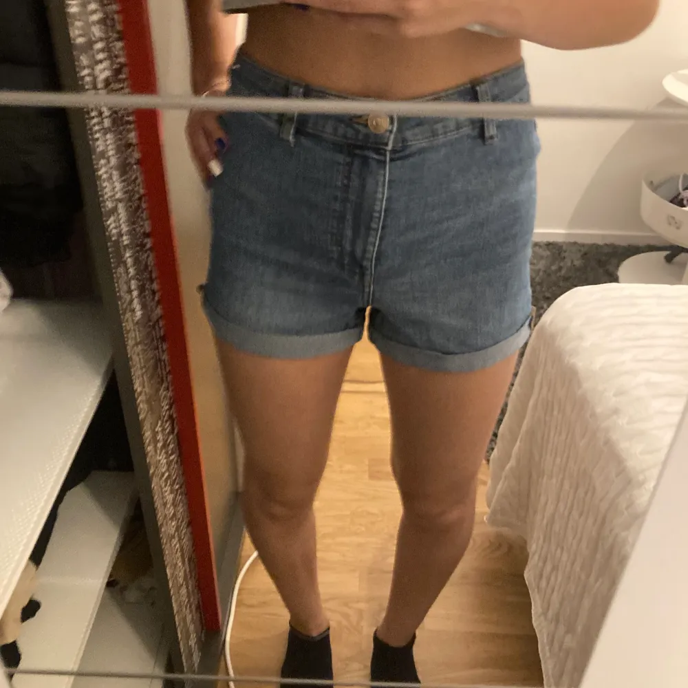 Fina jeans highwaisted shorts från Hm, säljer eftersom de är alldeles för stora för mig, . Shorts.