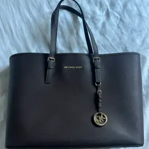 Äkta Michael Kors väska. Mörkbrun med inbyggd dator fodral. Använd ungefär 2/3 gånger. Så nyskick. Michael kors dustbag medföljer. Nypris: 3800kr  ✉️ Frakt kan tillkomma, köparen står för frakten.  📍 Kan mötas i Tyresö. 💸 Vid snabb affär kan priset diskute