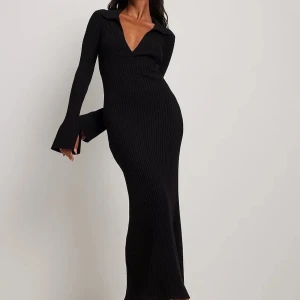 Stickad klänning  - Säljer denna fina stickade klänningen ifrån NaKD. Den är köpt för 799 och endast använd en gång, dvs nyskick!