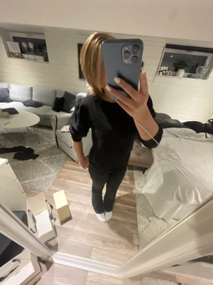 Trekvartsärm tröja  - Super söt tjock tröja perfekt inför hösten !! Lägg prisförslag 