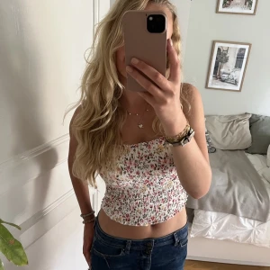 Linne - Säljer detta gulliga Sommarlinne med blomster detaljer, perfekt nu till sen sommaren!💗