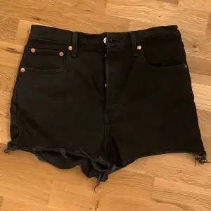 Svarta Levis shorts, inte mycket använda har mest legat i garderoben. Storlek:w29 Pris: 300kr Nypris: 600kr