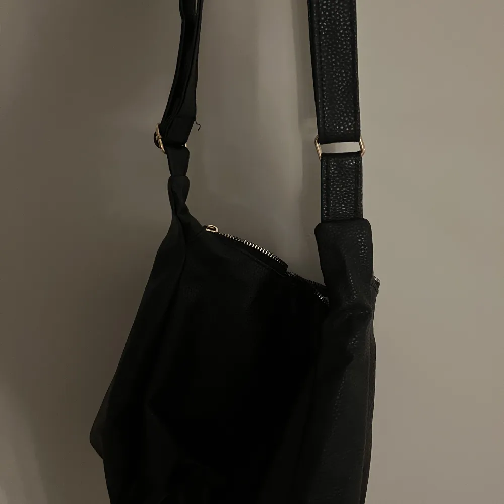En svart väska från shein som aldrig kommit till användning då den var större än jag tänkte. Men ändå så fin men inte vad jag behövde. . Väskor.