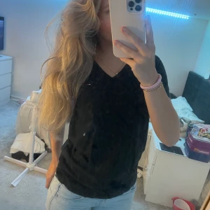 v-ringad tommy t-shirt - !!jättefin!! svart v-ringad tommy hilfiger t-shirt som tyvärr inte kommer till användning längre! bra kvalitet fortfarande, inte nopprig nånstans💗💗 skulle säga att det är en Xs/S men kan säkert passa M också🫶🏼🫶🏼