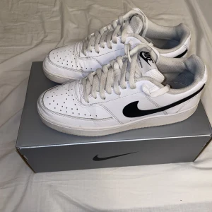Air force 1 - Air forces storlek 42 Använt dem ett tag men vill sälja dem nu för bra pris samt går det att diskutera priset.